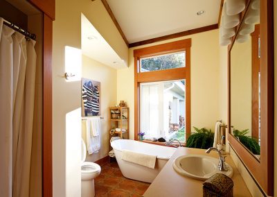 custom home trim millwork bathroom bathtub