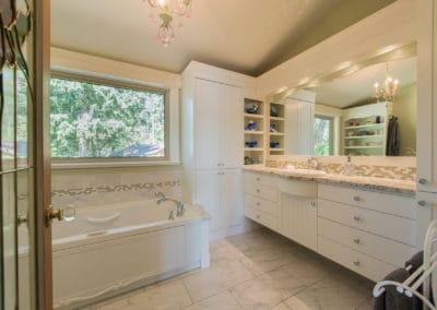 Thetis Island custom home second bathroom