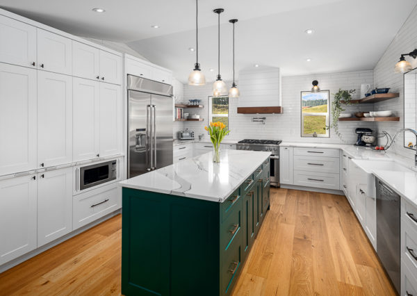 Modern farmhouse kitchen with Island and breakfast seating