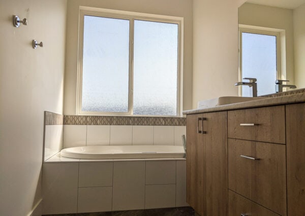 bathroom with tub and vanity