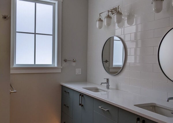 Traditional style bathroom, double vanity