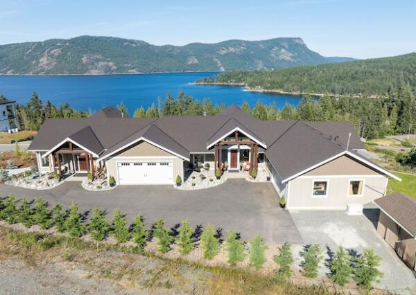 Oceanview Duplex in Maple Bay