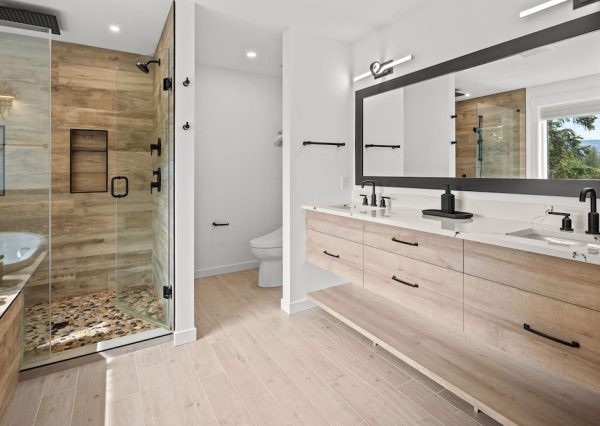 Master bathroom with double vanity, bidet, double shower and soaker bathtub